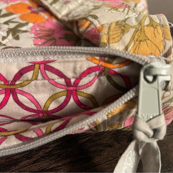 💐 Floral Crossbody Bag - Multicolor Vera Bradley on gray background - Picture 7 of 7